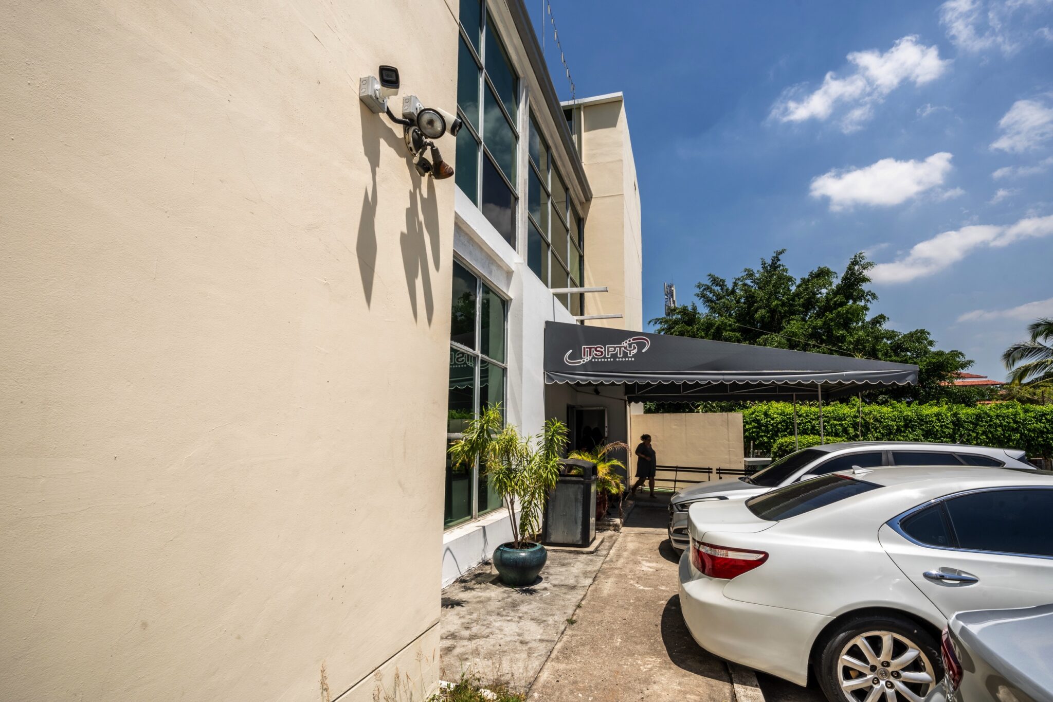 Try Panamá. Business Plaza Associates. Ubicado a 5 minutos de la Zona del Canal de Panamá, el Edificio de la Administración del Canal de Panamá, los Puertos de Panamá, la Ciudad del Saber. Corregimiento de Ancón, Urbanización Albrook Fields, Calle Avenida Omar Torrijos Herrera.