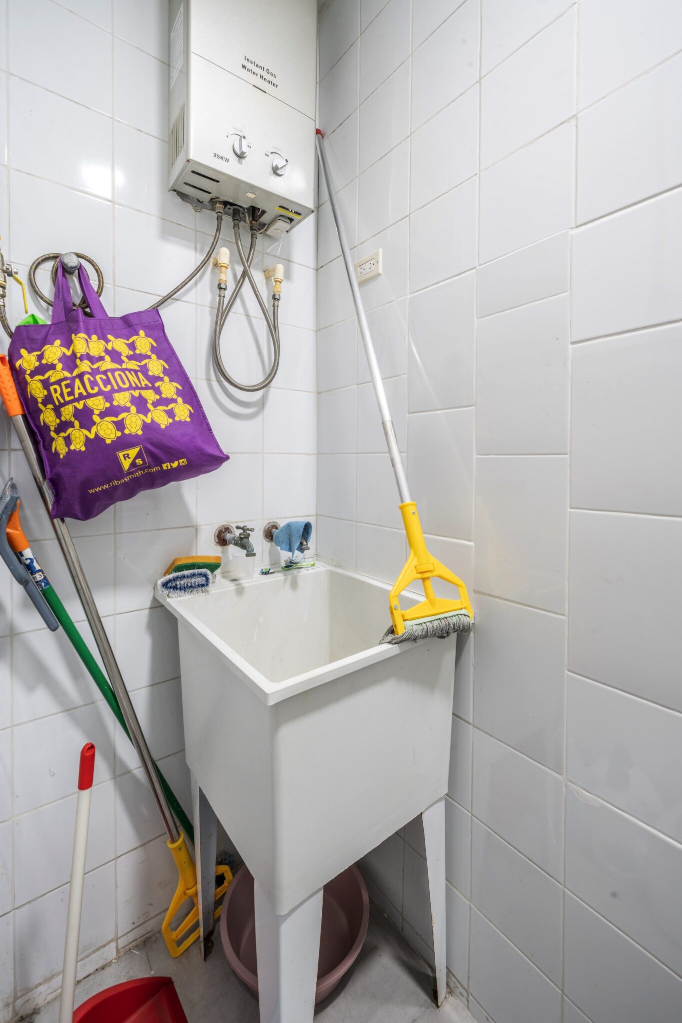 Try Panamá. PH Element. PH Element es un condominio boutique con impresionantes vistas al océano y a la ciudad de Panamá. Panamá, Ciudad de Panamá, Corregimiento de Calidonia, Ave. Balboa, P.H. Element